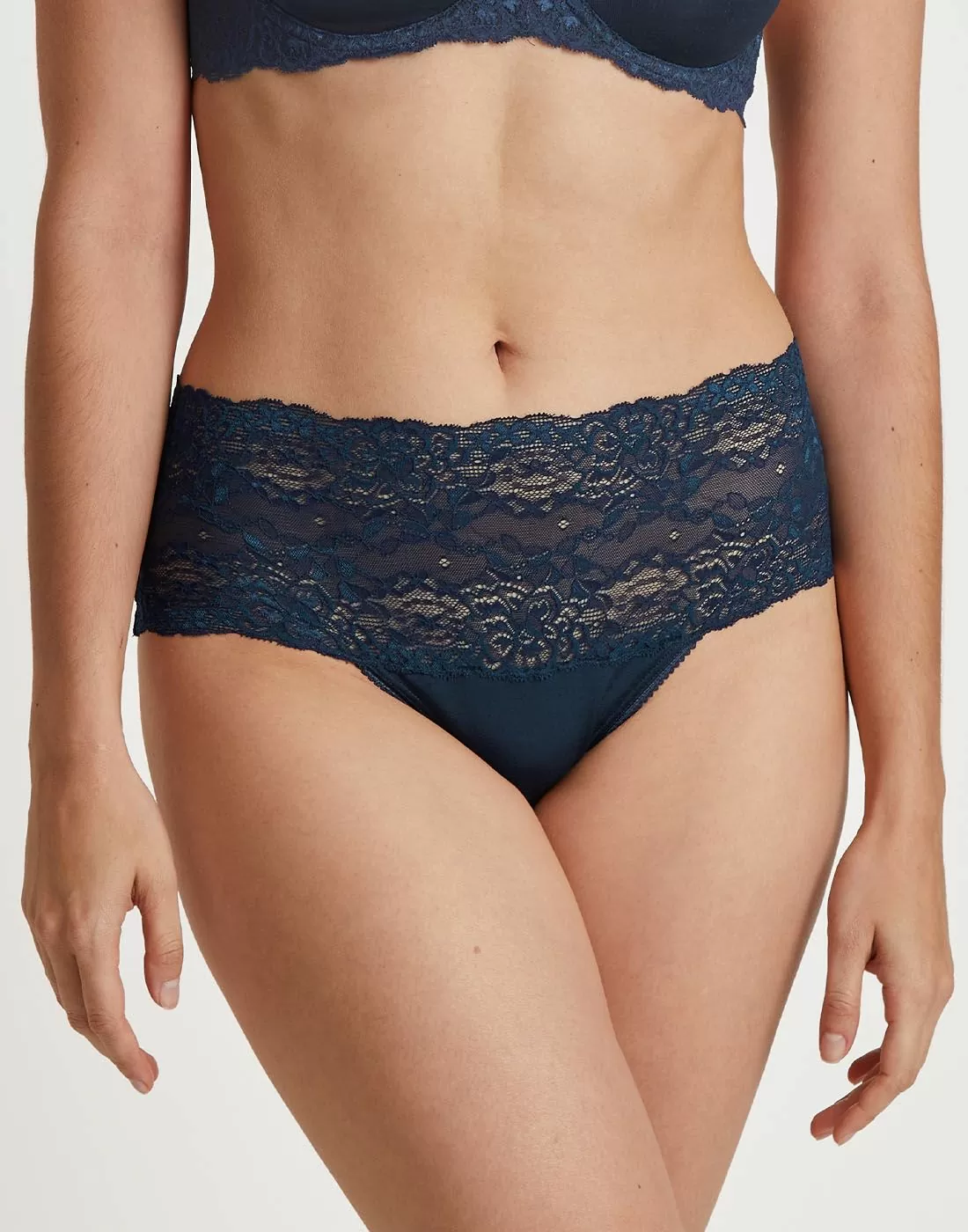 kvinne i blå truse med blonder fra calida