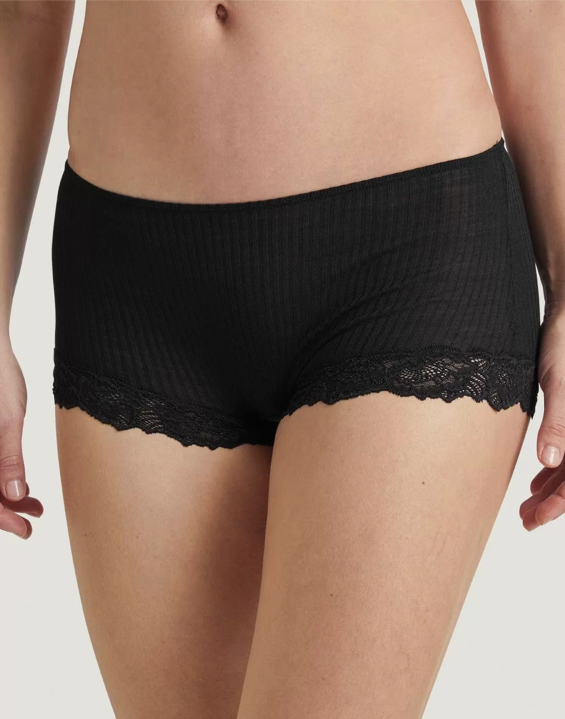 kvinner i sort bokser med blonder