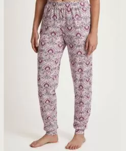 kvinne i pysjbukse med rosa mønster