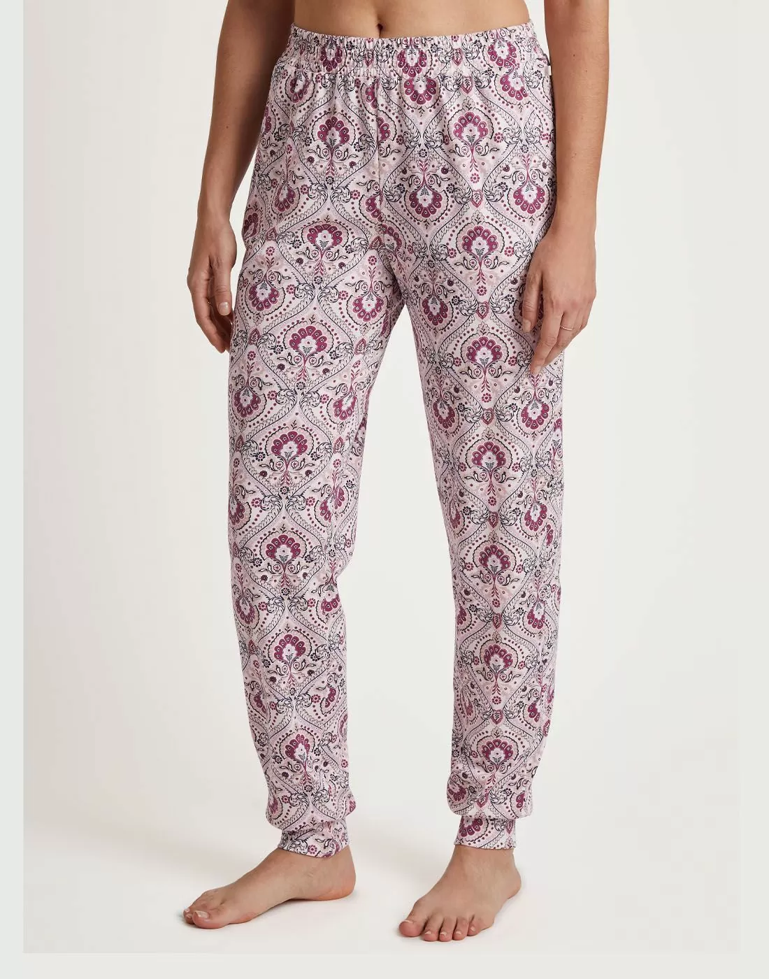 kvinne i pysjbukse med rosa mønster