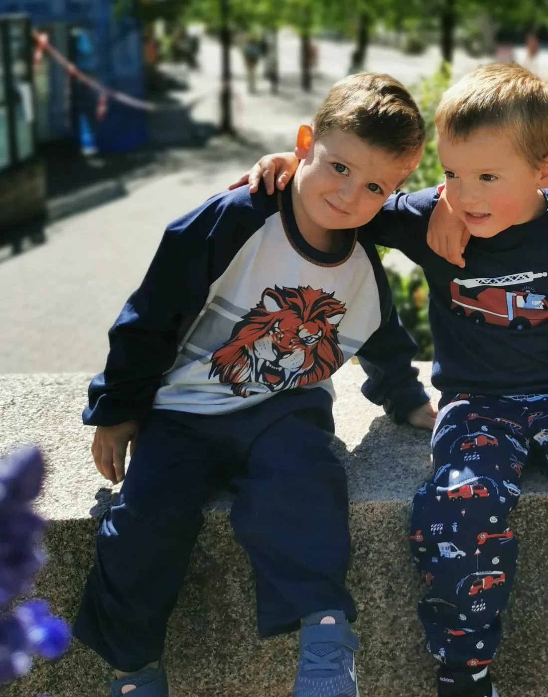 barnepysj til gutt med løvemønster og blå bukse