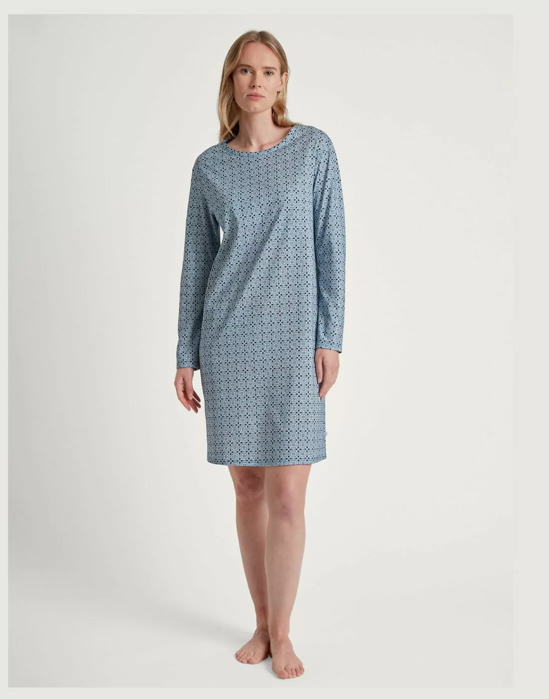 blond kvinne i blå langermet nattkjole med mønster