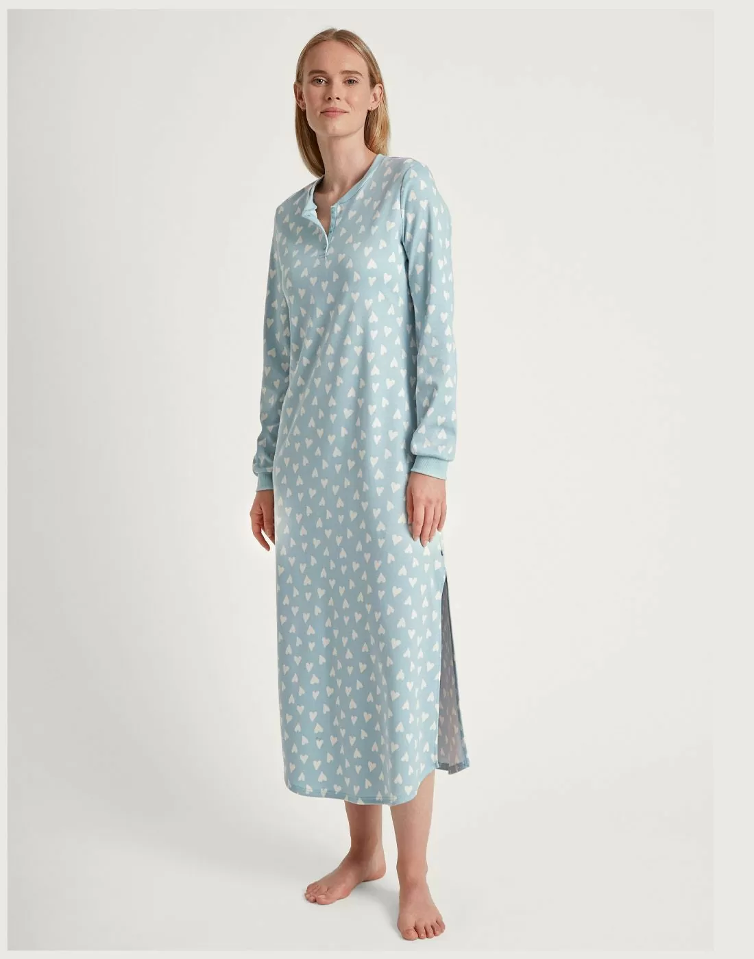 blond kvinne i lang blå nattkjole med mønster