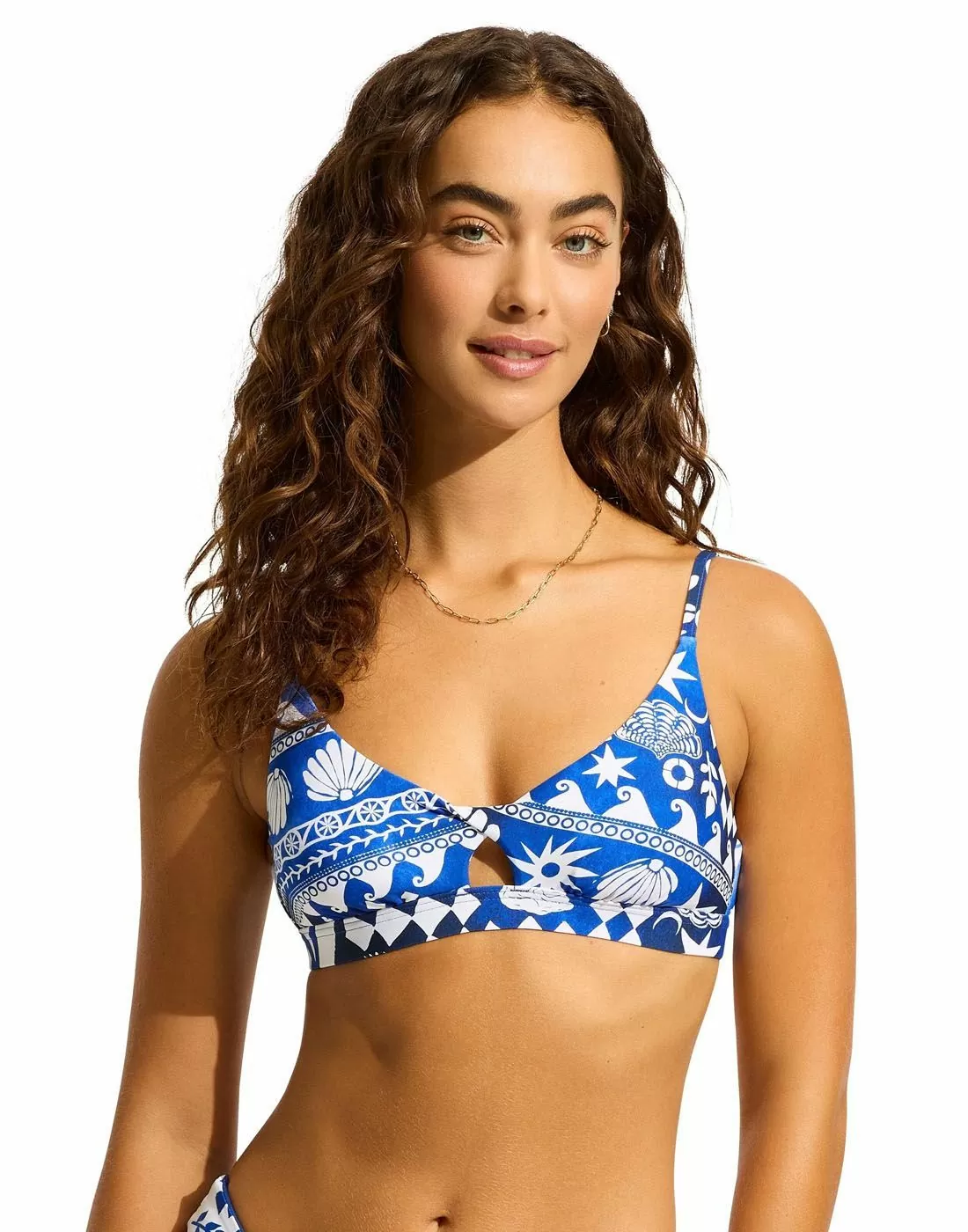 Mørkhåret jente med bikinioverdel