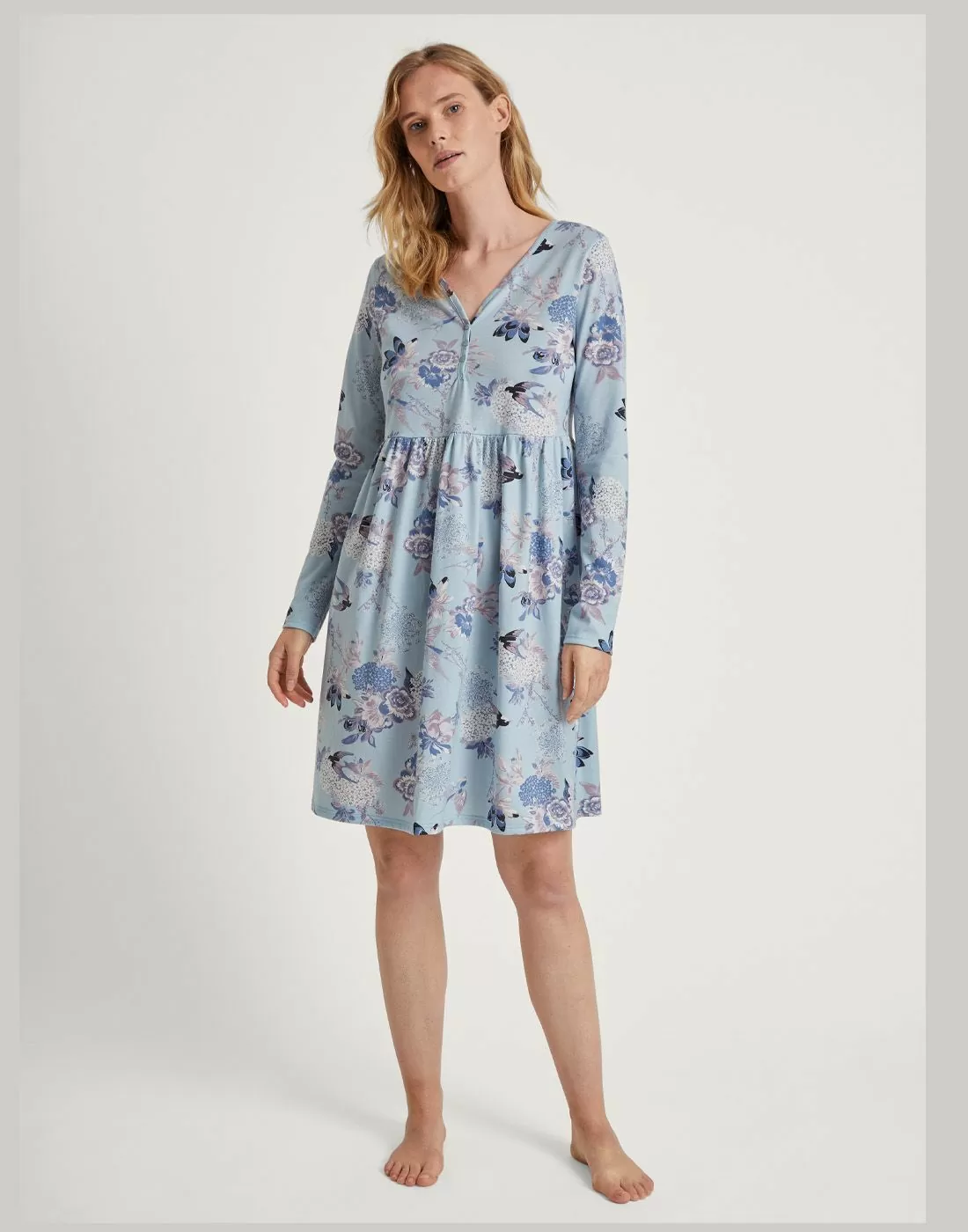 blond jente i blå nattkjole