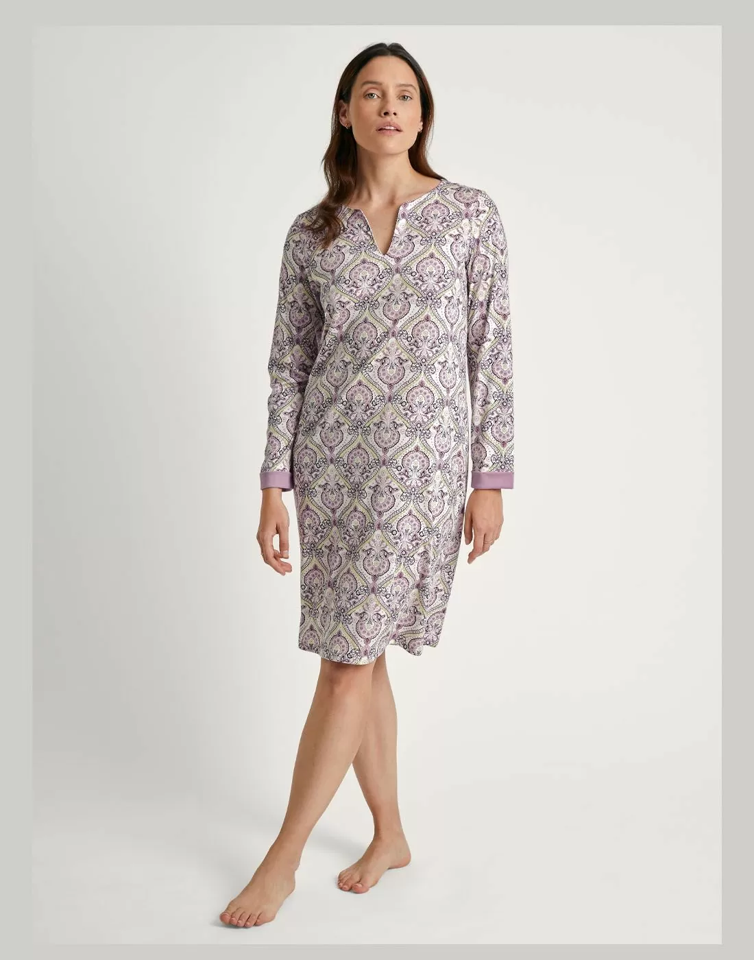 kvinne med mønstret nattkjole fra calida