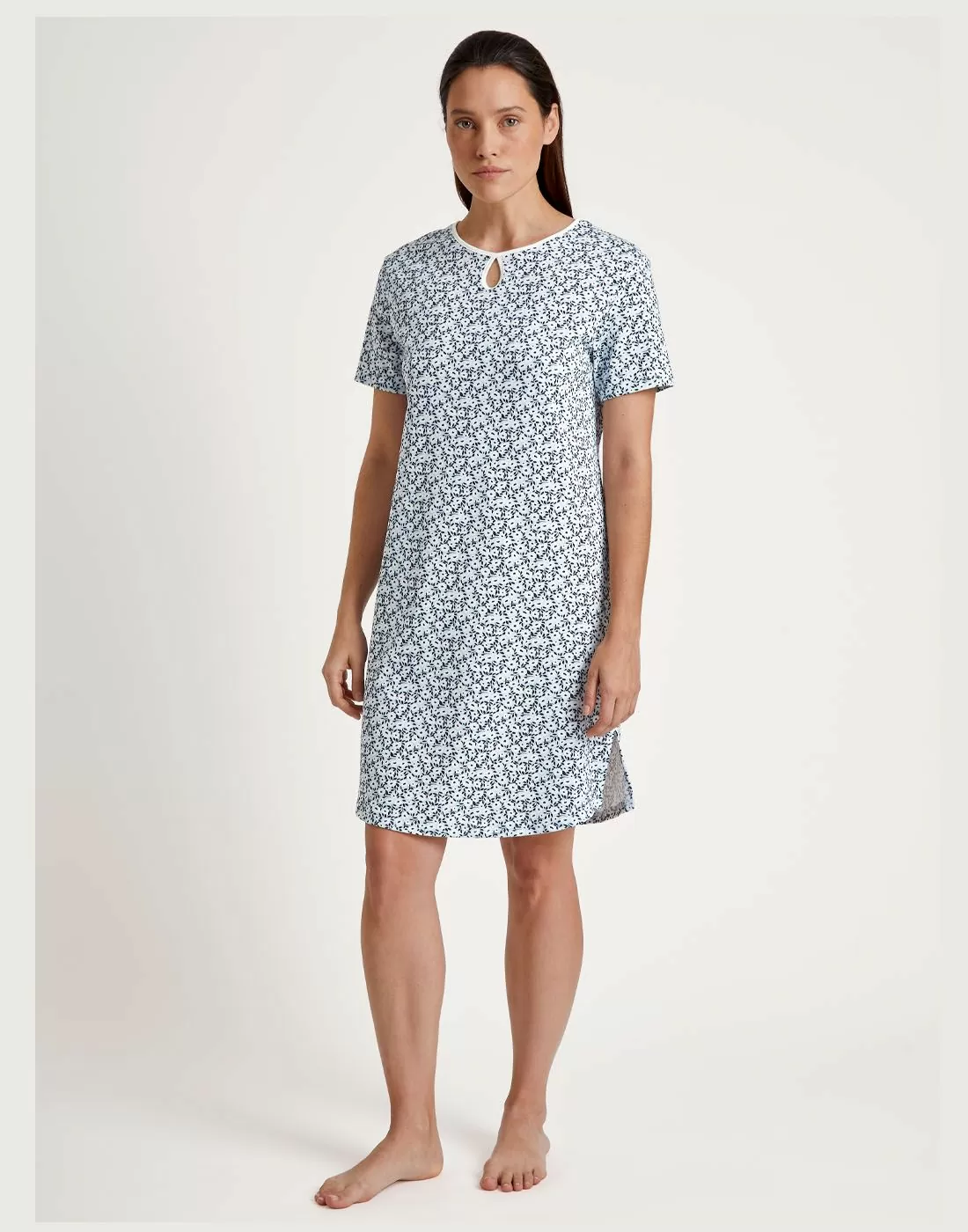 kvinne i blå blomstret nattkjole av bomull