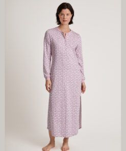 kvinne med lang rosa nattkjole