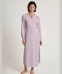 kvinne med lang rosa nattkjole