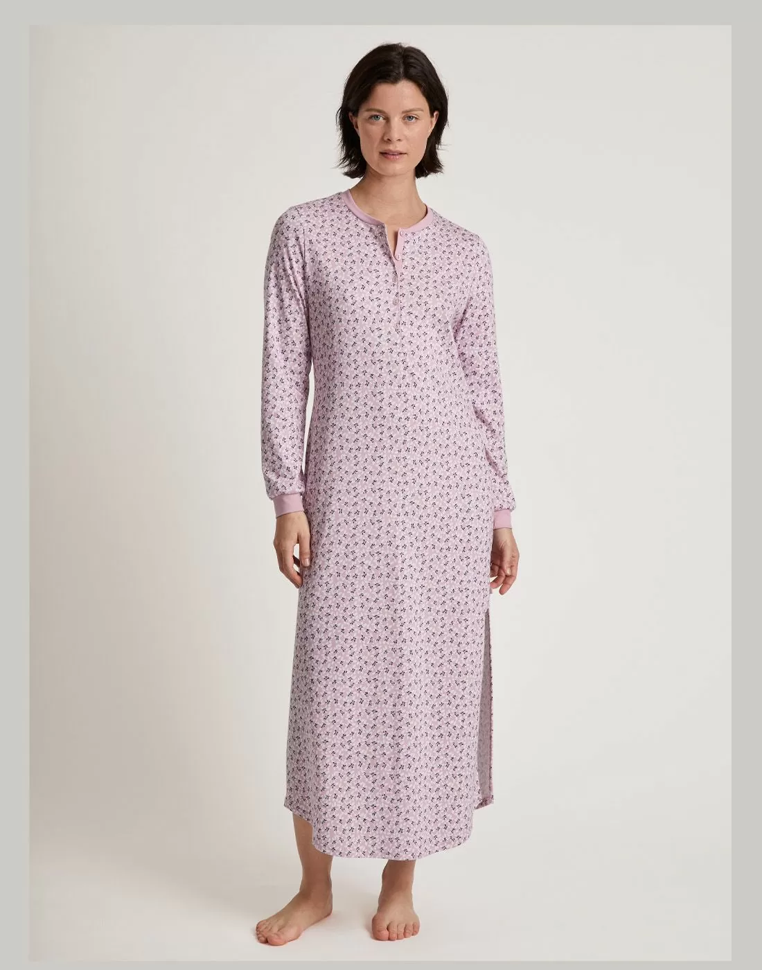 kvinne med lang rosa nattkjole