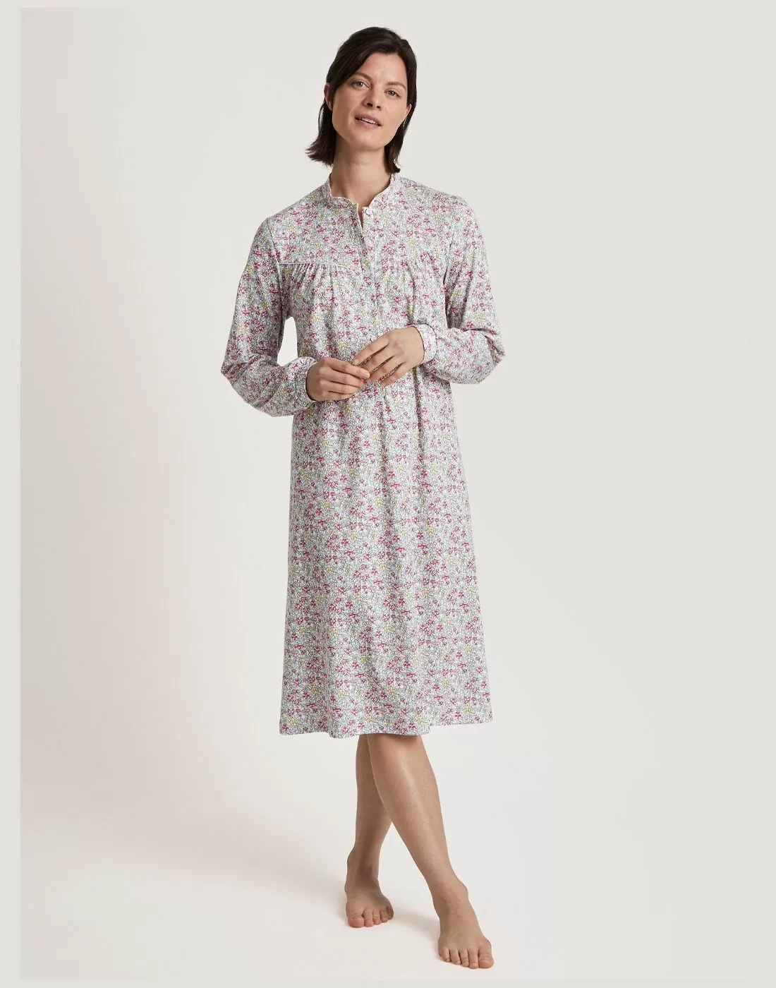 mørk kvinne med langermet nattkjole i blomstermønster