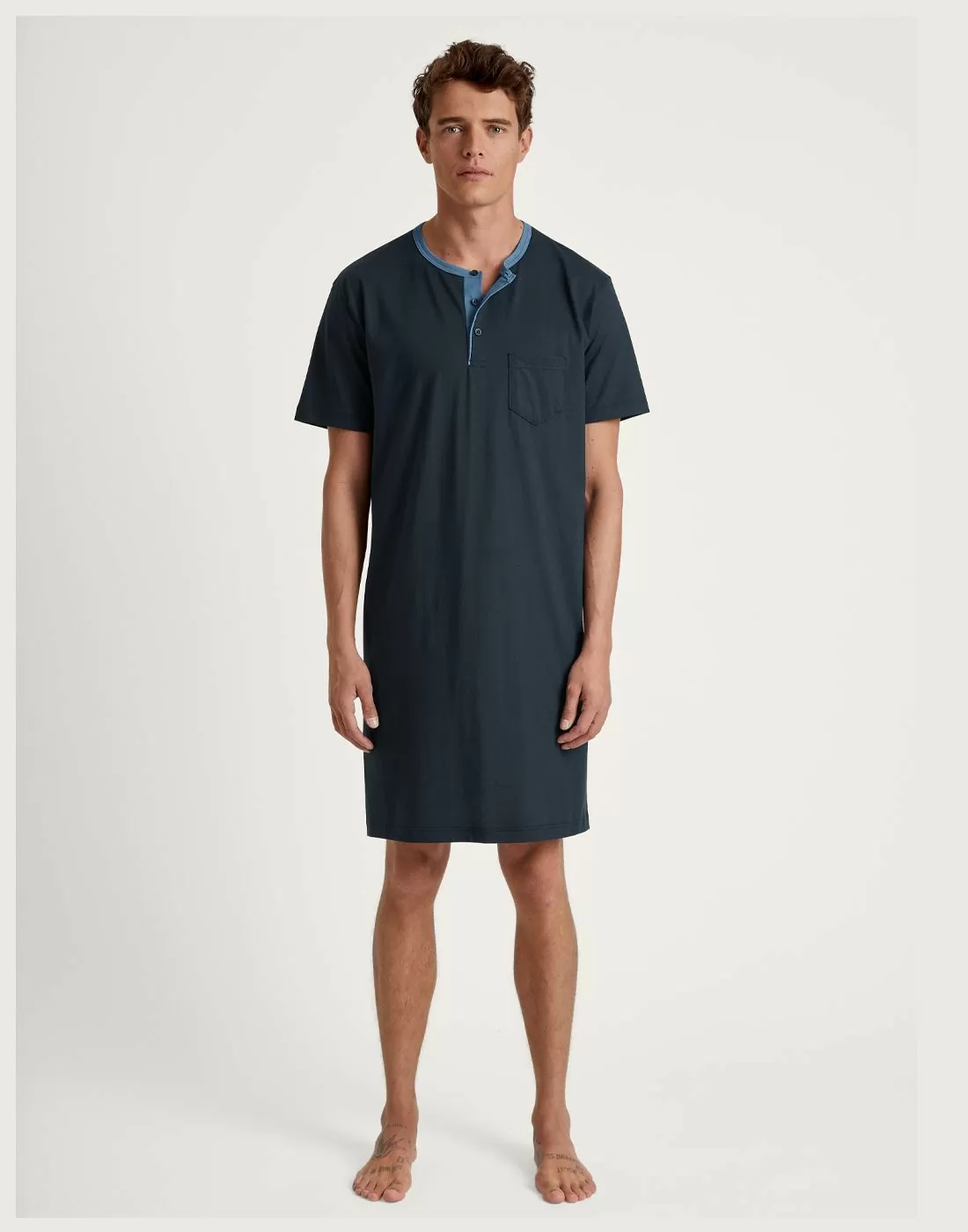 mann i pysj nattskjorte av bomull