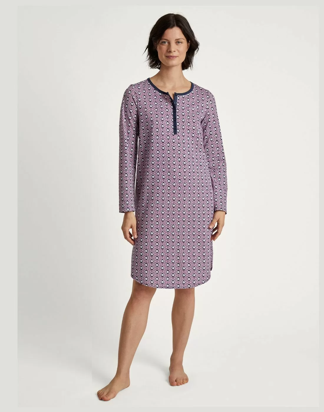 kvinne med kort langermet nattkjole i lilla mønster