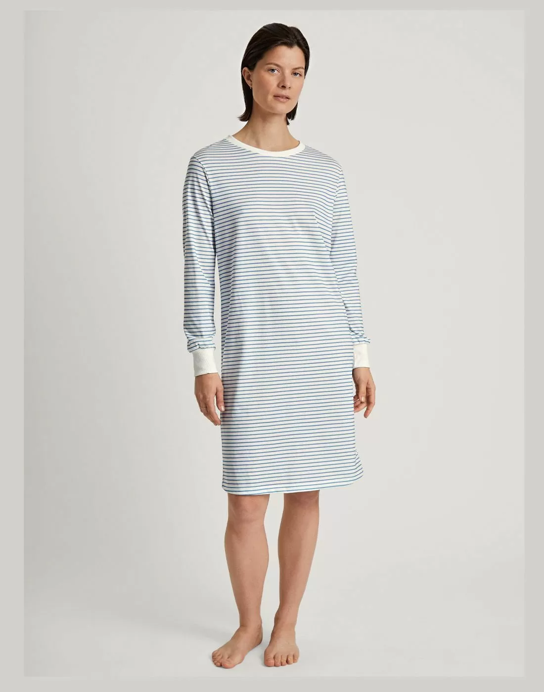 kvinne i blå stripet nattkjole