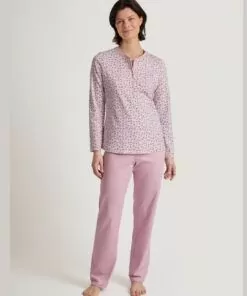 kvinne med rosa pysjamas