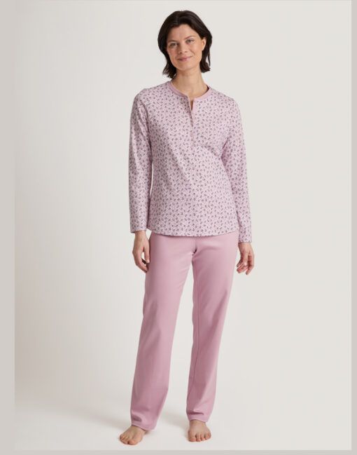 kvinne med rosa pysjamas