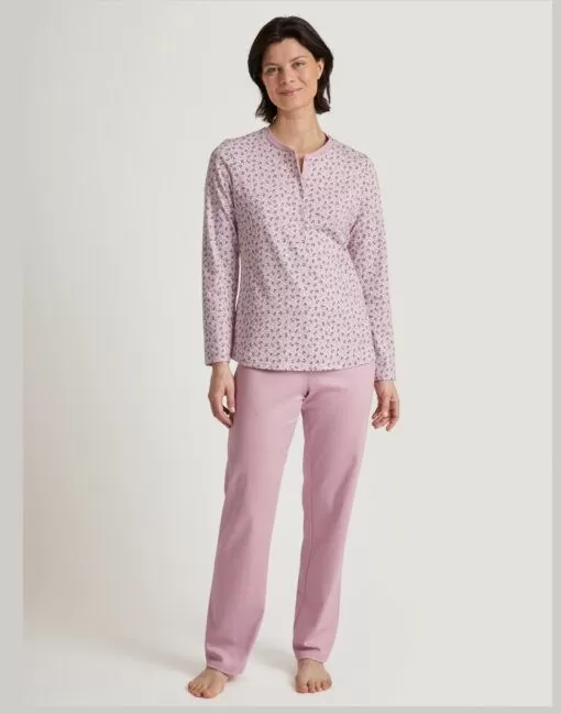 kvinne med rosa pysjamas