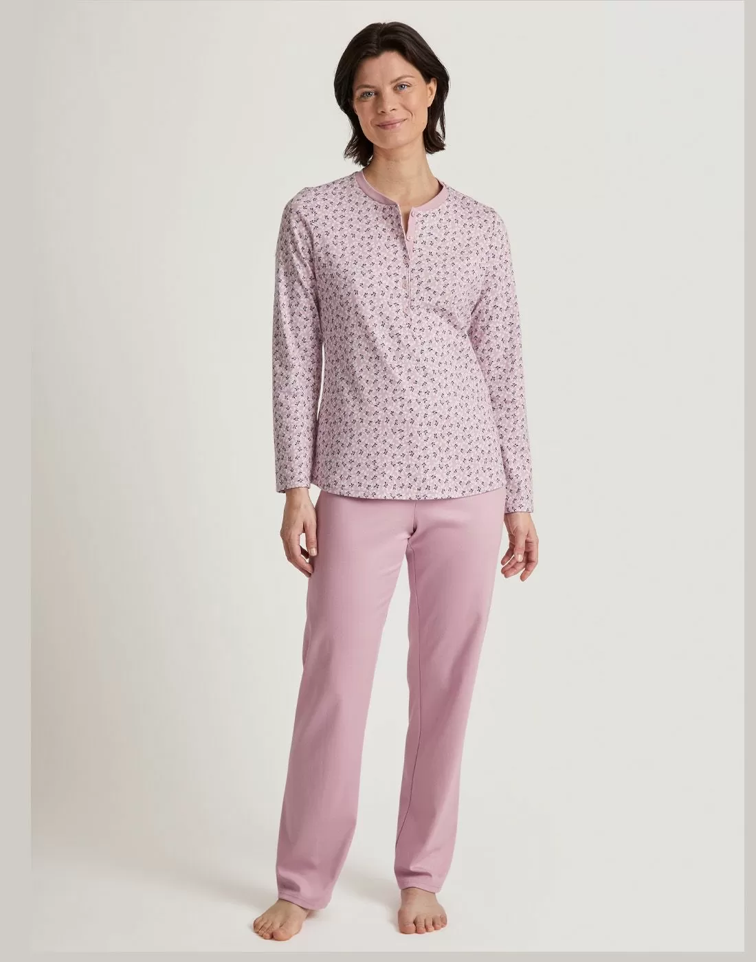 kvinne med rosa pysjamas