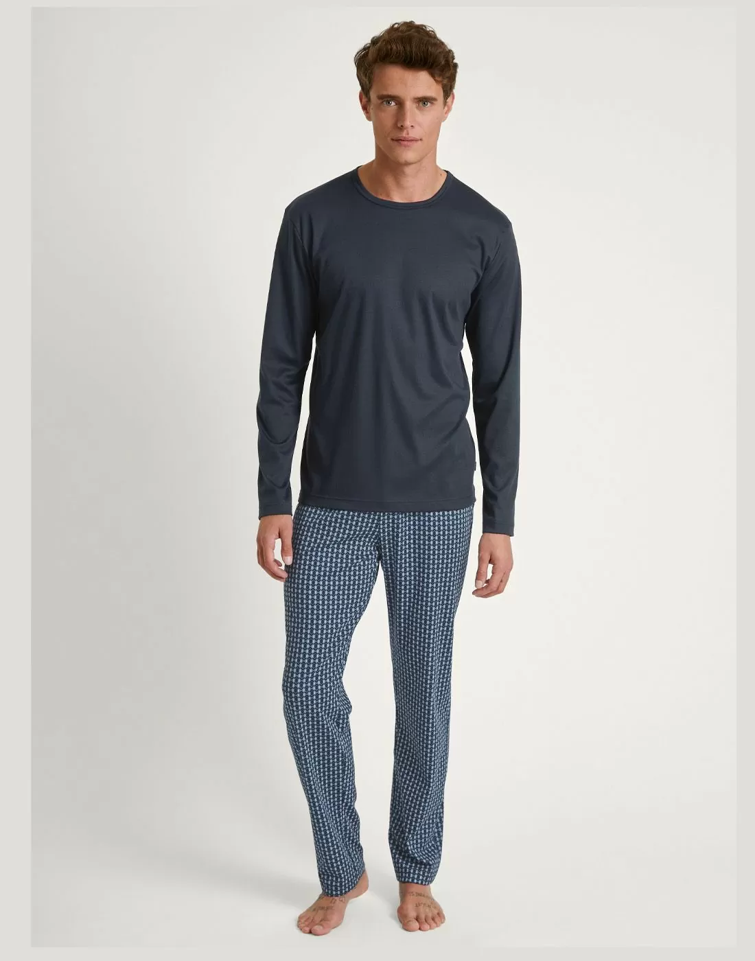 mann i blå pysj med rutete bukse