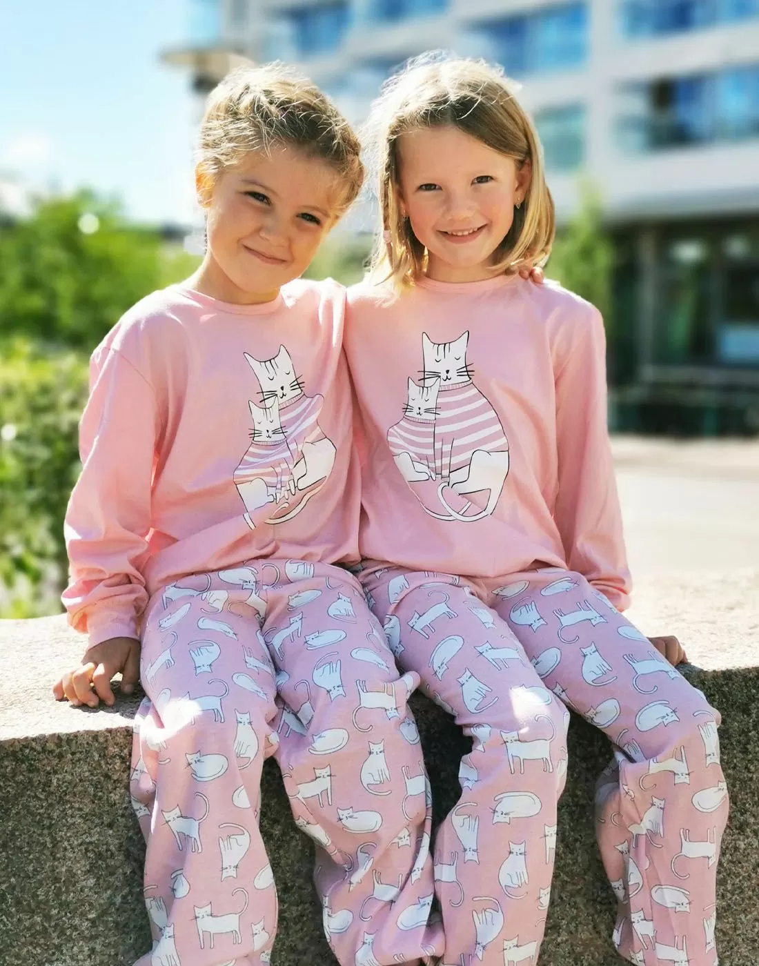 rosa barnepysj til jente med katt på genser og mønster på bukse