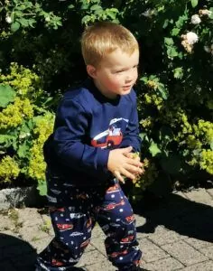 barnepysj til gutt med brannbil på genser og mønster på bukse