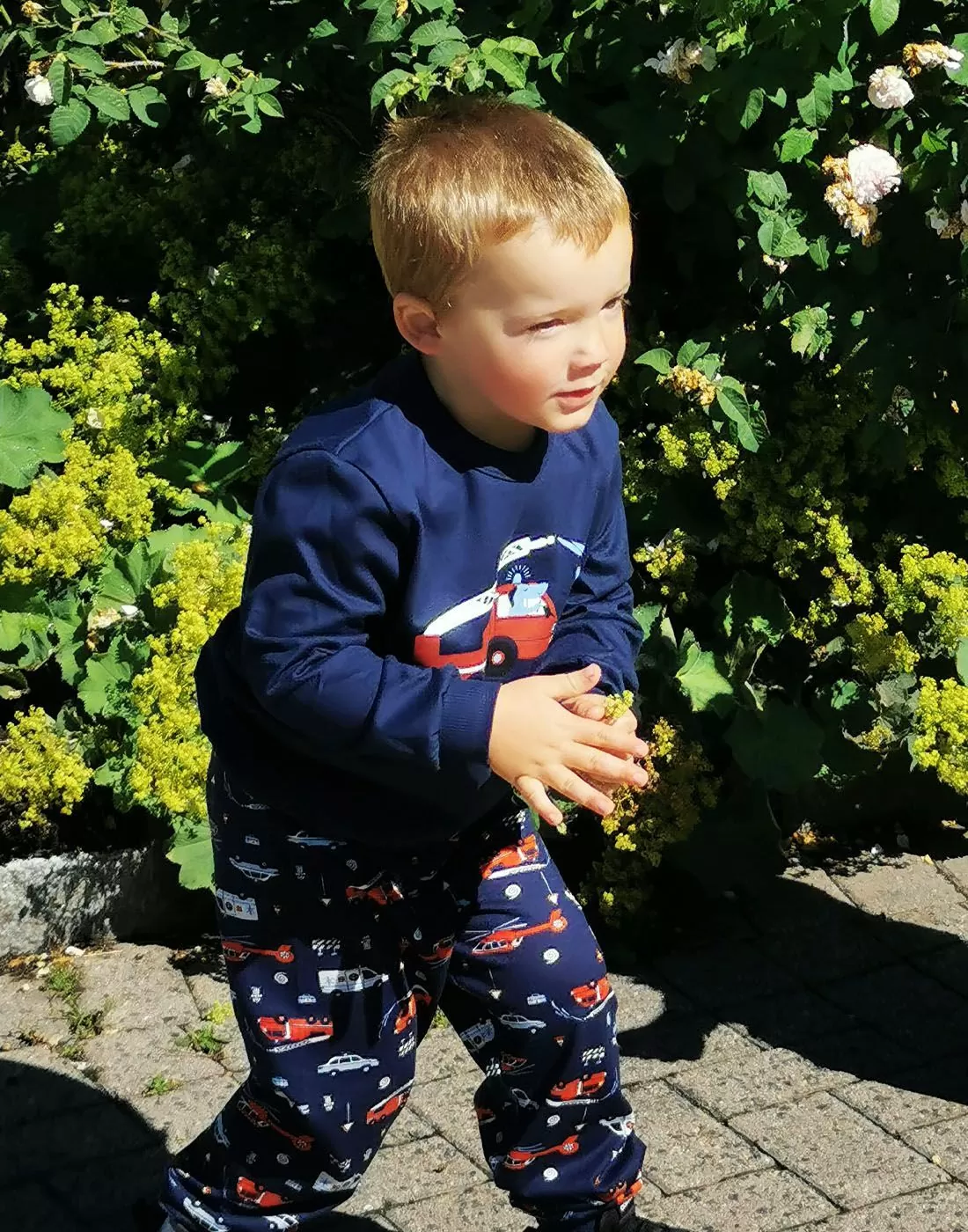 barnepysj til gutt med brannbil på genser og mønster på bukse