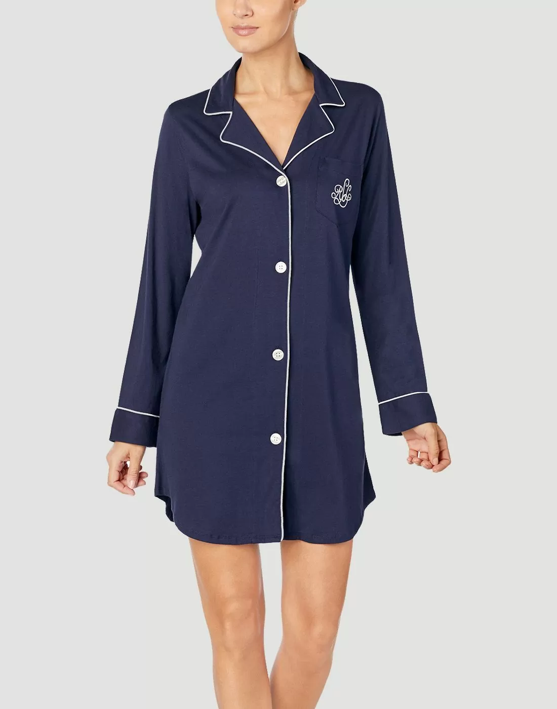 Blå nattskjorte på kvinne