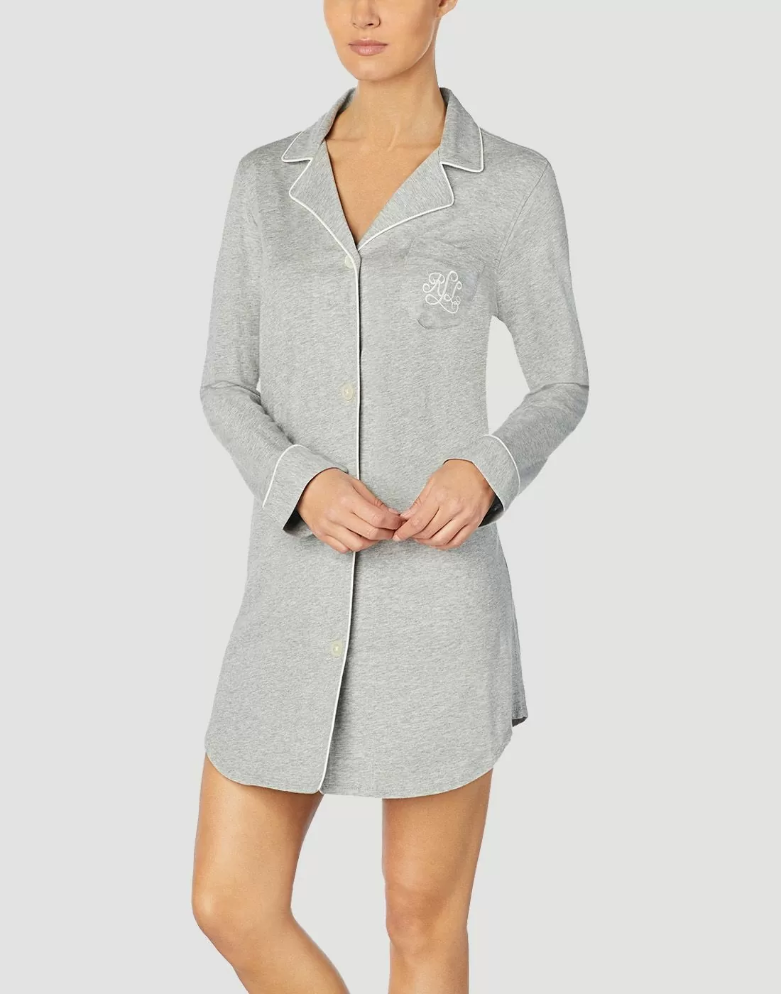 Grå nattskjorte på kvinne