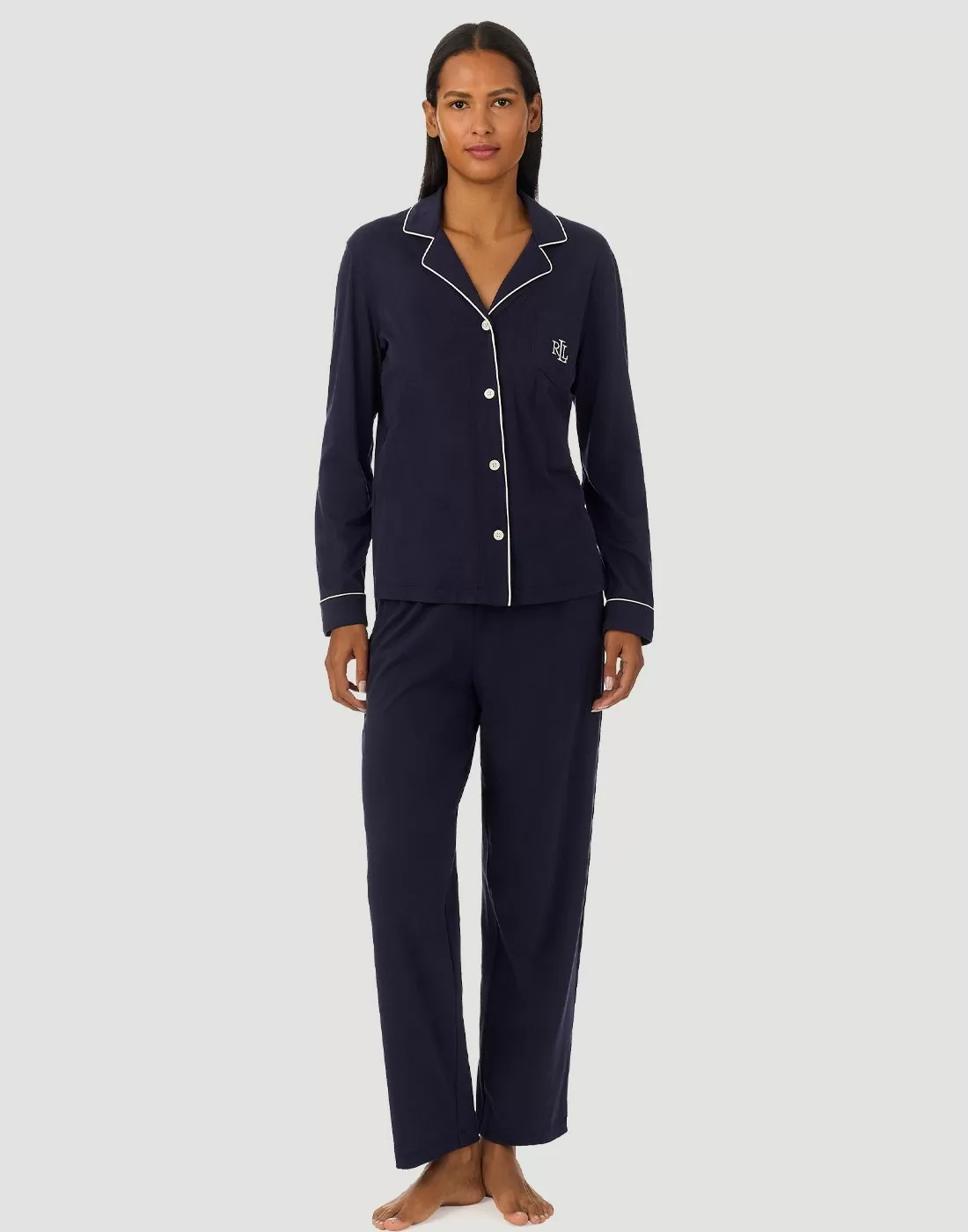 Blå pysjamas på mørkhåret kvinne