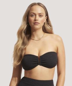 jente i svart bikinitopp bandeau fra seafolly