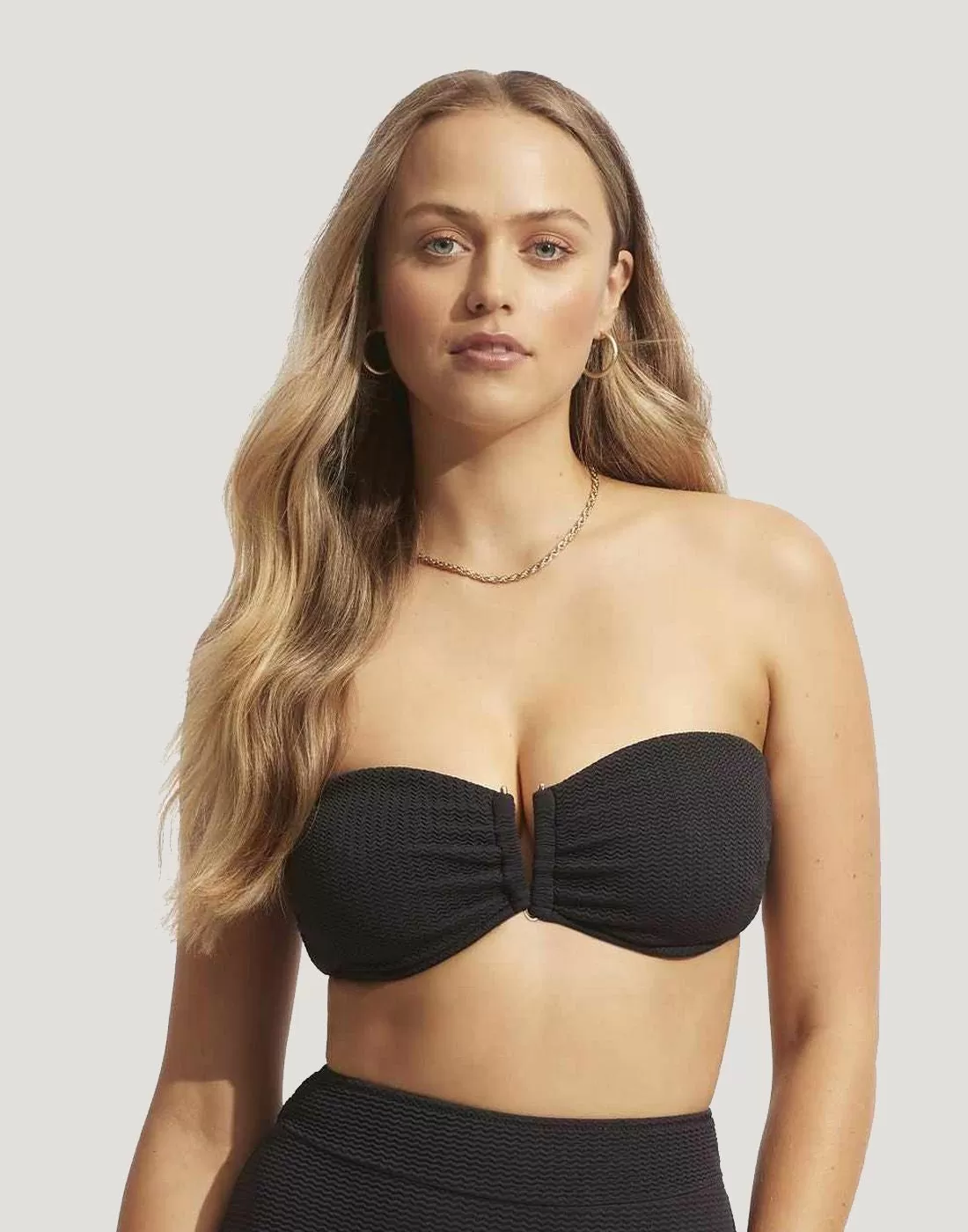 jente i svart bikinitopp bandeau fra seafolly