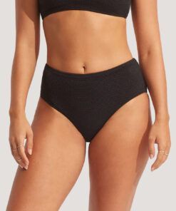 Jente i svart high waist ribbestrikket bikinitruse