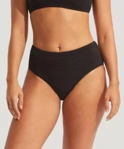 Jente i svart high waist ribbestrikket bikinitruse