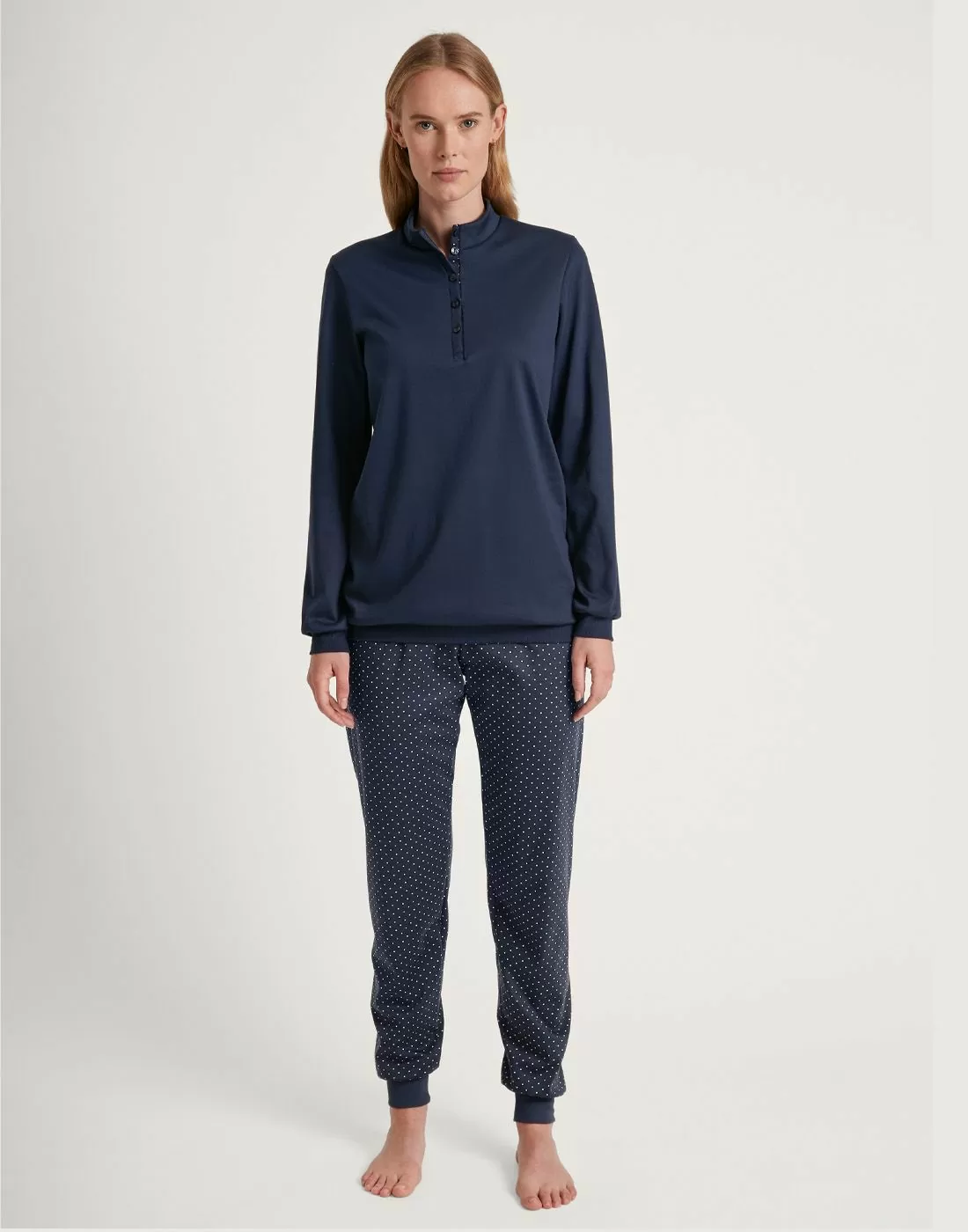 blond kvinne i mørkeblå pysj av bomull fra calida