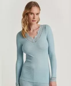 blond kvinne i blå ull og silke genser med blonder