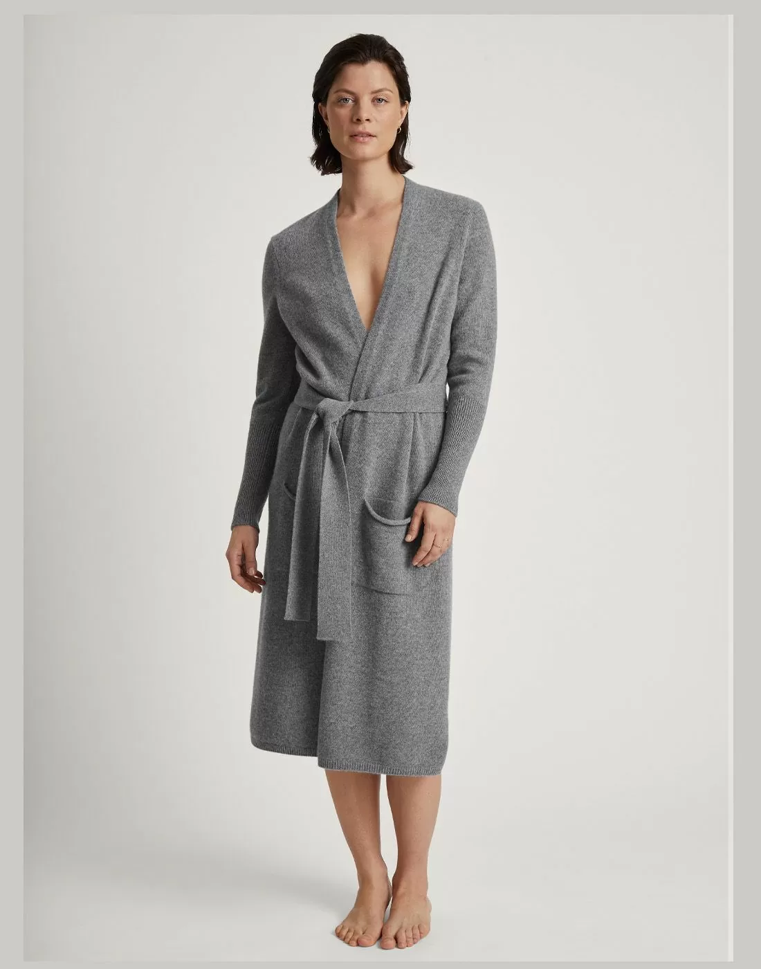 kvinne med brunt hår i grå ull morgenkåpe fra calida