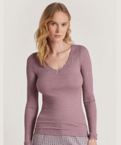 blond kvinne i ull og silke genser med blonde i rosa fra calida