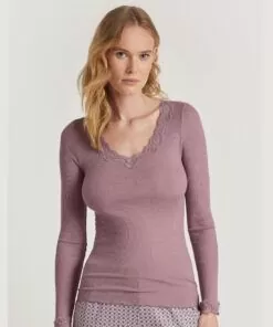 blond kvinne i ull og silke genser med blonde i rosa fra calida