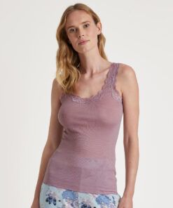 blond kvinne i rosa ull silke tank topp med blonde