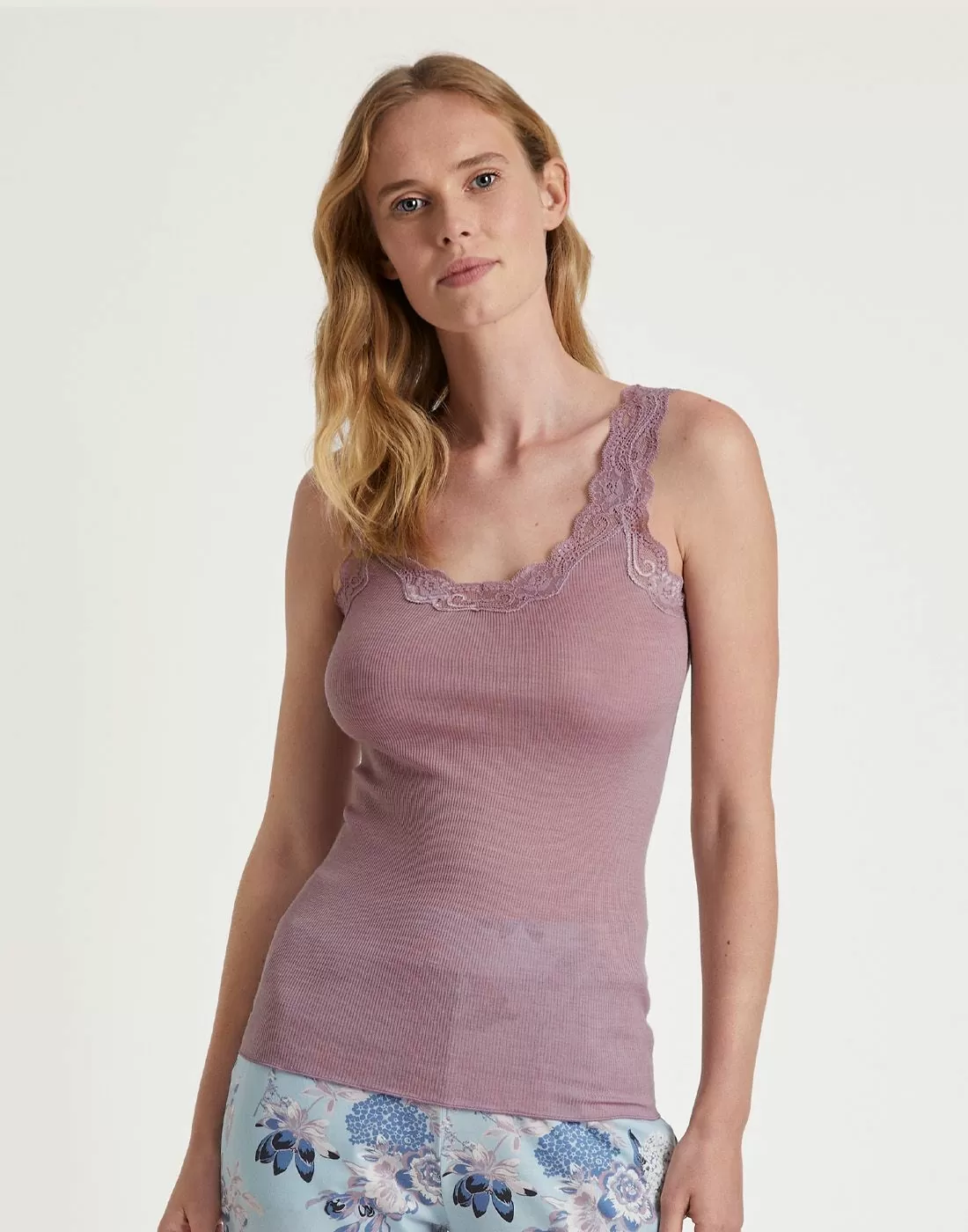 blond kvinne i rosa ull silke tank topp med blonde