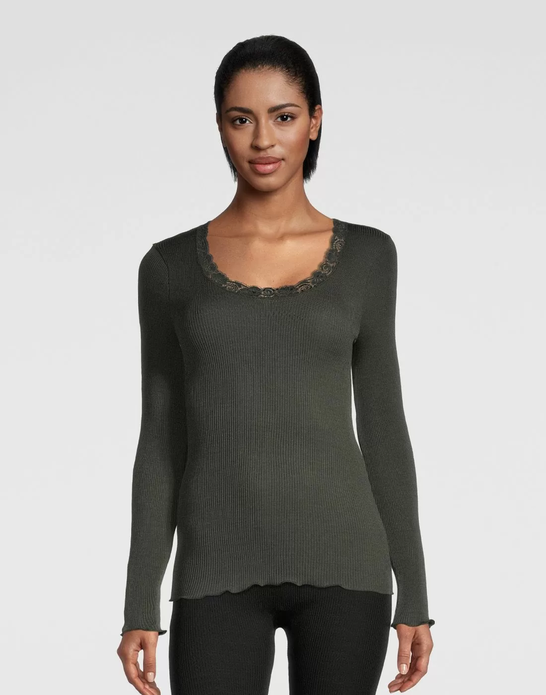 kvinne i mørkegrønn ull og silke genser ned blonde