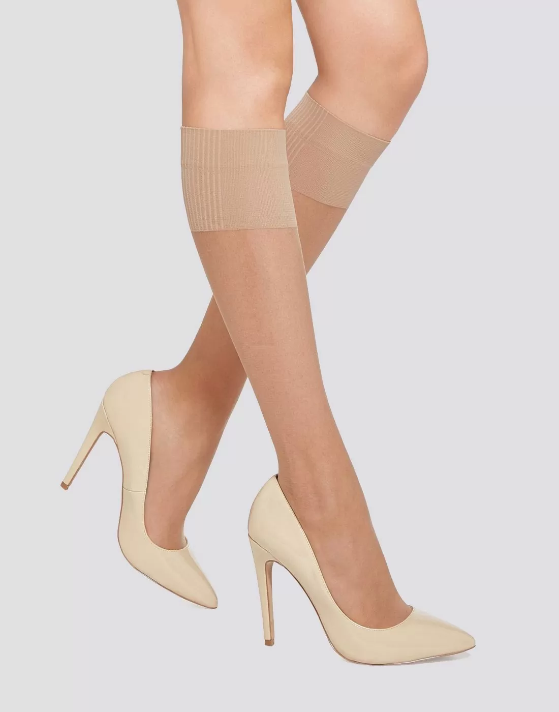 kvinne med høye heler og knestrømpe i beige