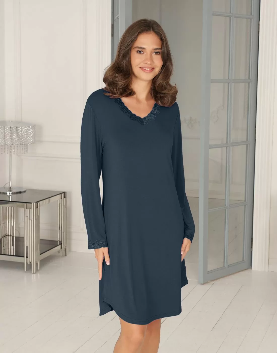 kvinne med langermet knelang nattkjole med blonder