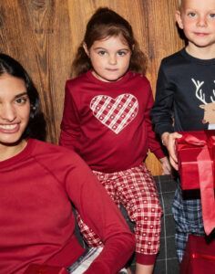 rød julepysj med hjertemønster til barn