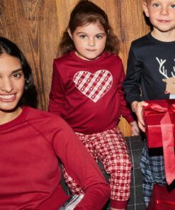 rød julepysj med hjertemønster til barn