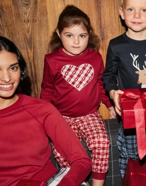 rød julepysj med hjertemønster til barn