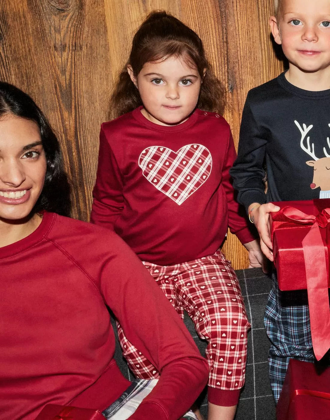 rød julepysj med hjertemønster til barn
